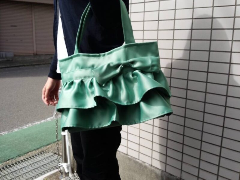 フリルのバッグ